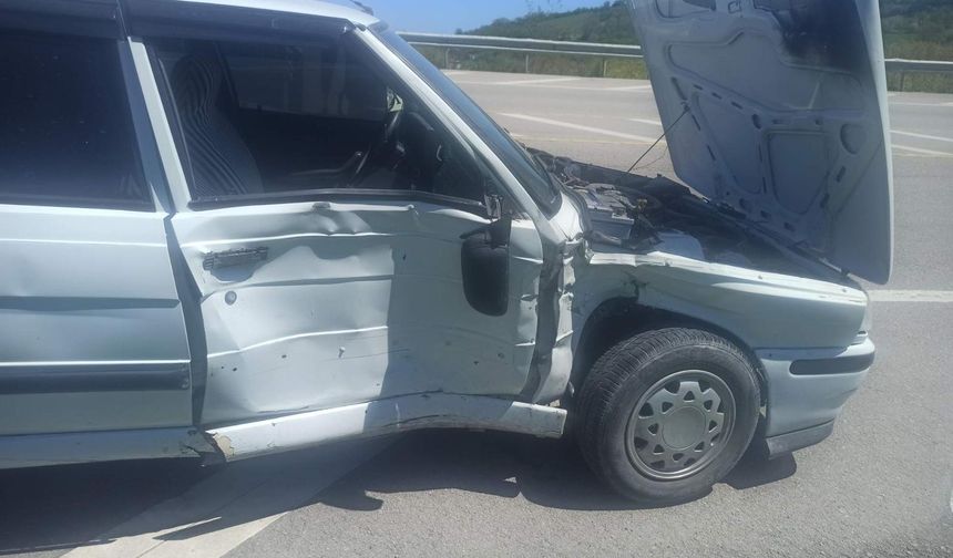 Sinop yolunda bariyerlere çarpan otomobildeki 2 yolcu yaralandı