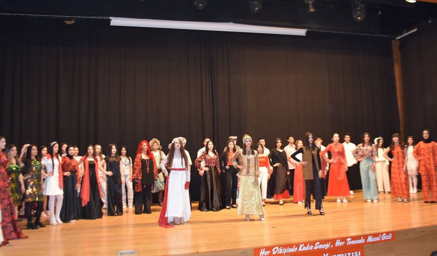 Boyabat'ta "Geçmişten Günümüze Sinop Kırmızısı" temalı defile düzenlendi.