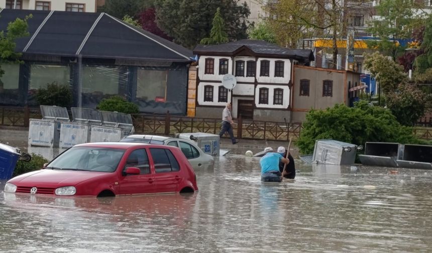Boyabat’ta Kısa Süreli Sağanak Hayatı Olumsuz Etkiledi