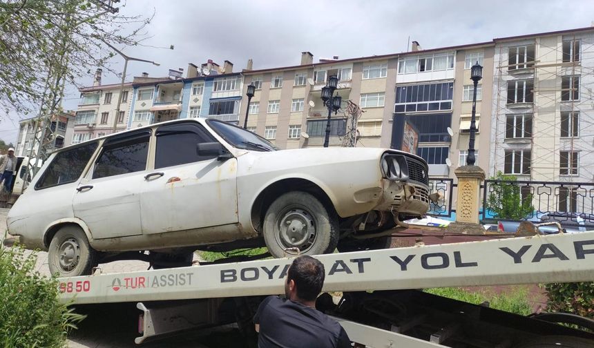 Boyabat Köprübaşı 112 Önünde Park Eden Araçlar, Ambulansların Yolunu Kapatıyor