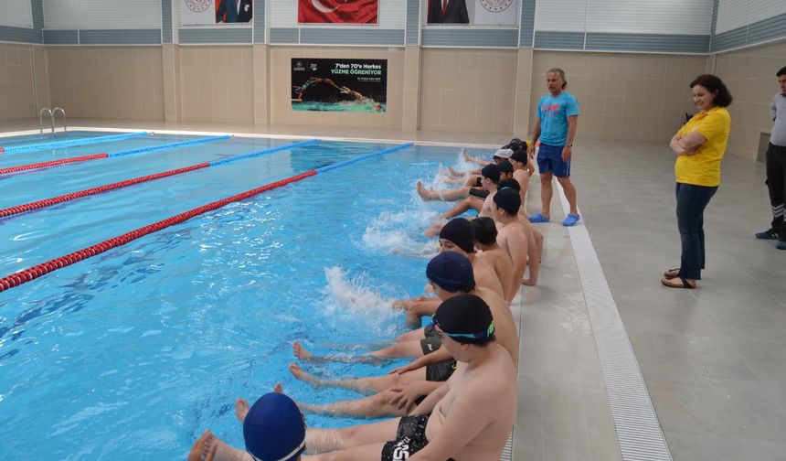 Boyabat'ta Yenilenen Yarı Olimpik Yüzme Havuzu hizmete açıldı