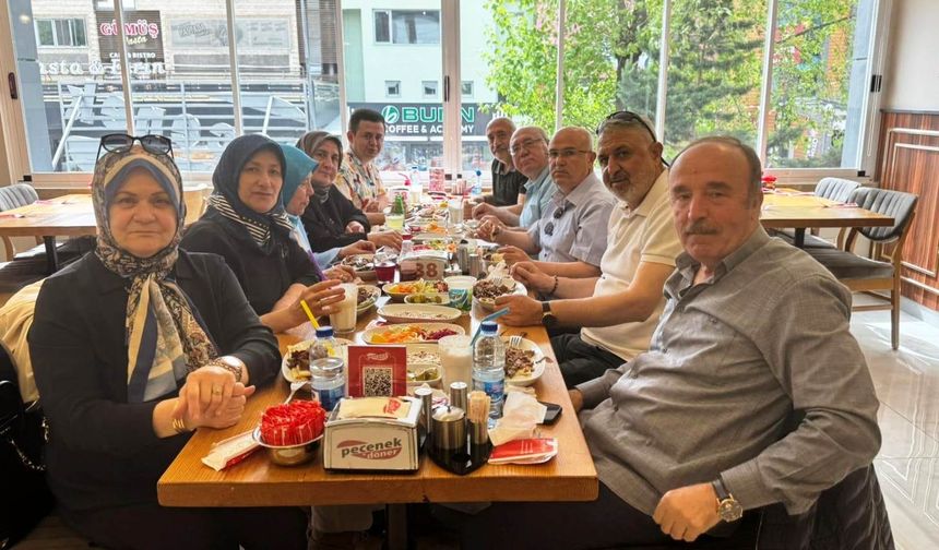 BOYABATLI 6 DOST AİLE 23 YILDIR HER AY YEMEKLİ TOPLANTIDA BULUŞUYORLAR