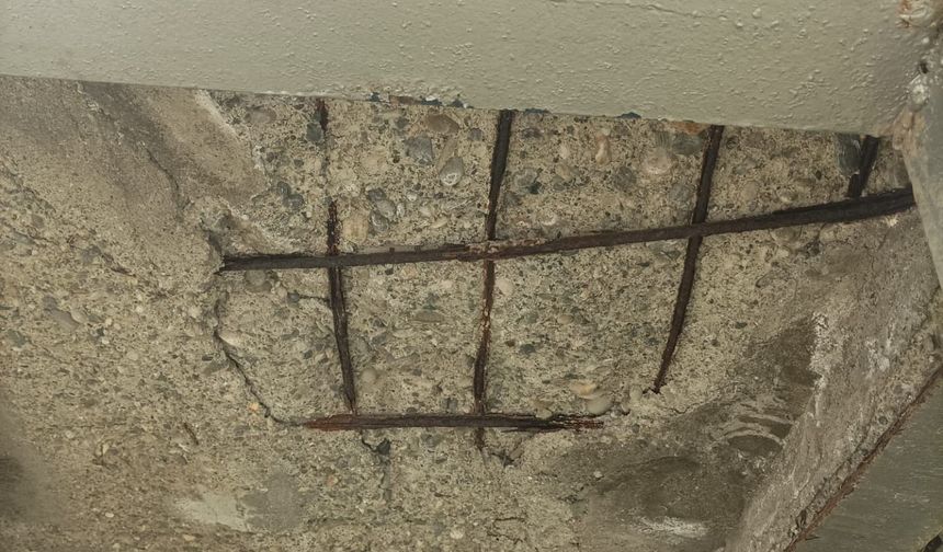 Üstgeçitte Tehlike Çanları , Vatandaşlar Uyarıyor: "Parçalar Düşüyor, Önlem Alınsın!"