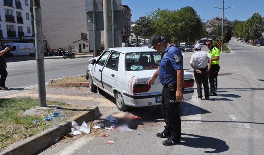 Boyabat'ta Aydınlatma Direğine Çarpan Otomobilde Bir Kişi Yaralandı