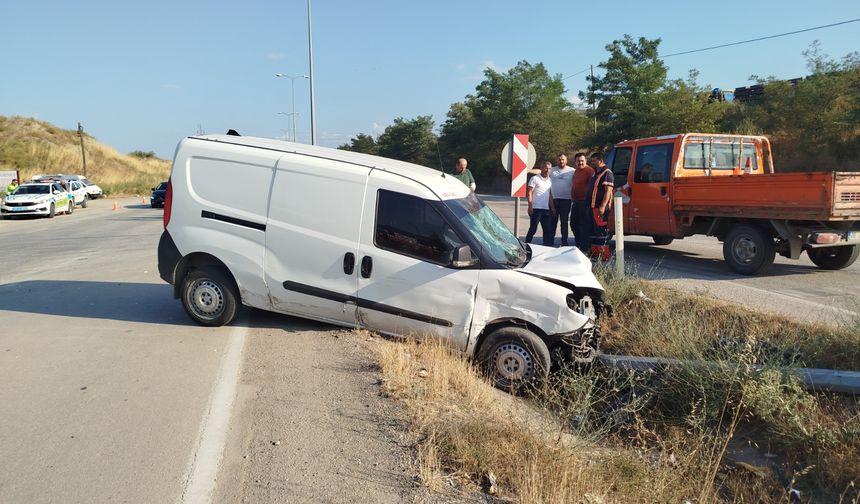 Boyabat'ta iki otomobilin çarpıştığı kazada 1 kişi yaralandı