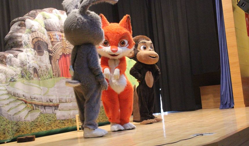 Boyabat'ta “Akıllı Tavşan Momo” tiyatrosuyla öğrenciler bilinçlendirildi