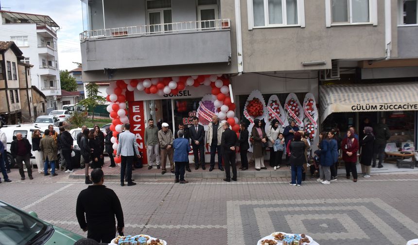 Boyabat’ta Göksel Eczanesi Hizmete Açıldı