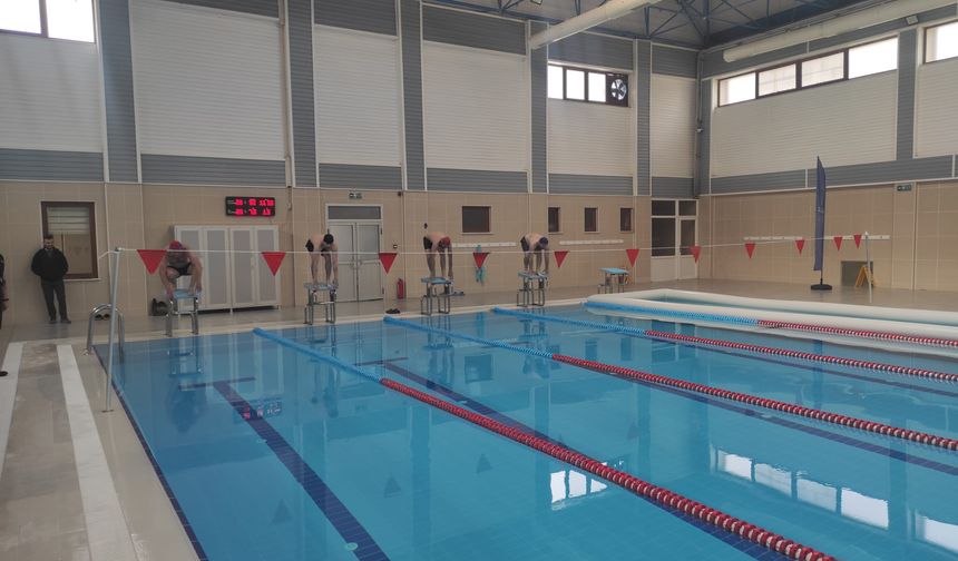 Boyabat'ta yüzücüler Cumhuriyet coşkusu için kulaç attı