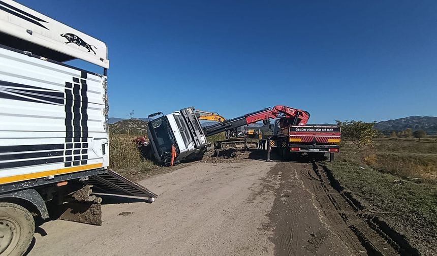 Boyabat Bağlıca Köyü Yolunda Kamyon Devrildi: Yol Trafiğe Kapandı