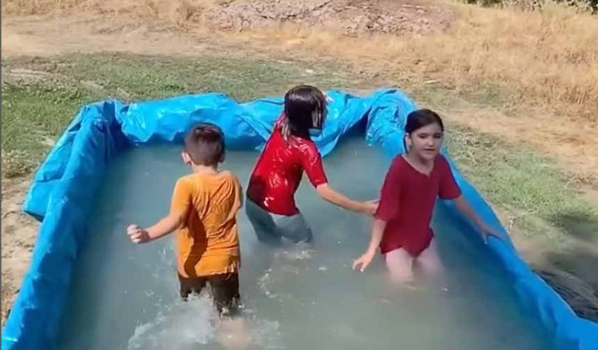 Boyabatlı dede deniz keyfini torunlarının ayağına getirdi