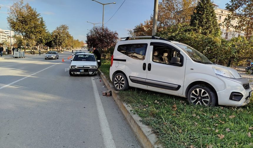 Boyabat’ta Kontrolden Çıkan Araç Refüje Çıktı: Olası Faciadan Dönüldü!