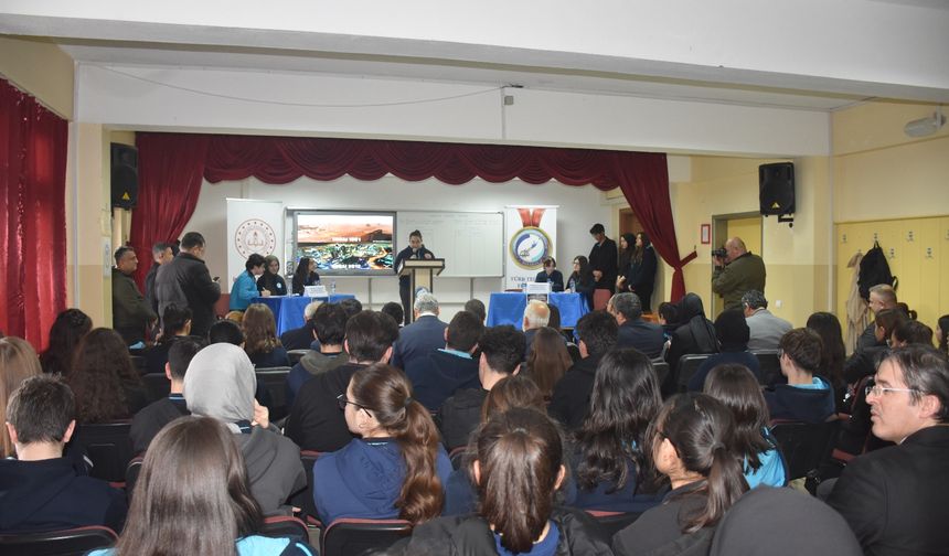 Boyabat'ta Geleceğin Liderleri Münazara Kürsüsünde Yetişiyor