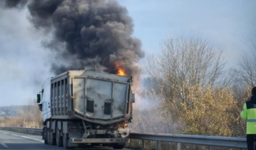Boyabat Kara Yolunda Kamyon Yangını Korkuttu