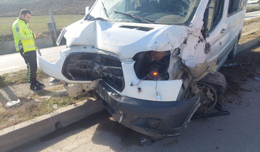 Boyabat’ta Servis Minibüsü Orta Refüje Çıktı: 1 Yaralı