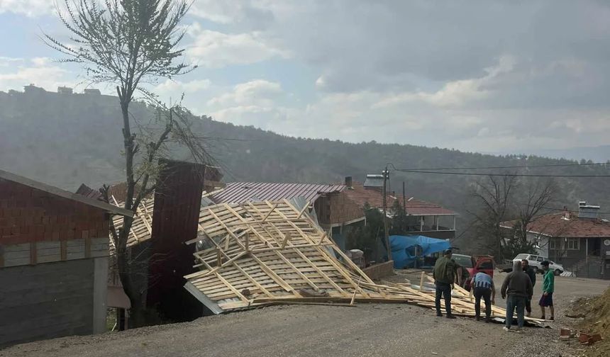Boyabat’ta fırtına çatıyı uçurdu !