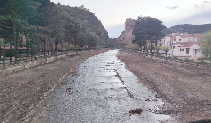 Boyabat’ta Kolaz Çayı ıslah çalışmaları sürüyor