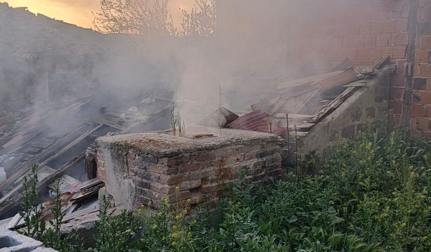 Boyabat’ta Metruk Binalarda Peş Peşe Çıkan Yangınlar Endişe Yaratıyor