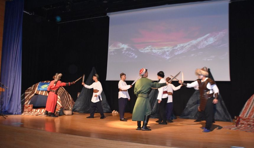 Boyabat’ta “Ergenekon Destanı” Sahnelendi: Öğrencilerden Ayakta Alkışlanan Performans