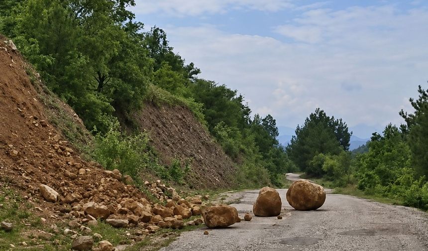 Boyabat’ta Yol Göçtü: Kaya Düşmesi Ulaşımı Aksattı