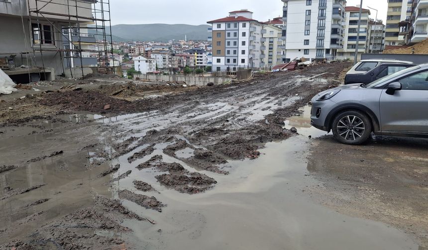 Boyabat Çamlıca Mahallesi’nde vatandaşlar mağdur ‘’ Çamurdan evimize gidemiyoruz ‘’