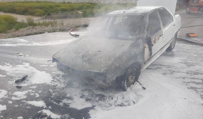 Boyabat’ta Seyir Halindeki Otomobil Alev Aldı