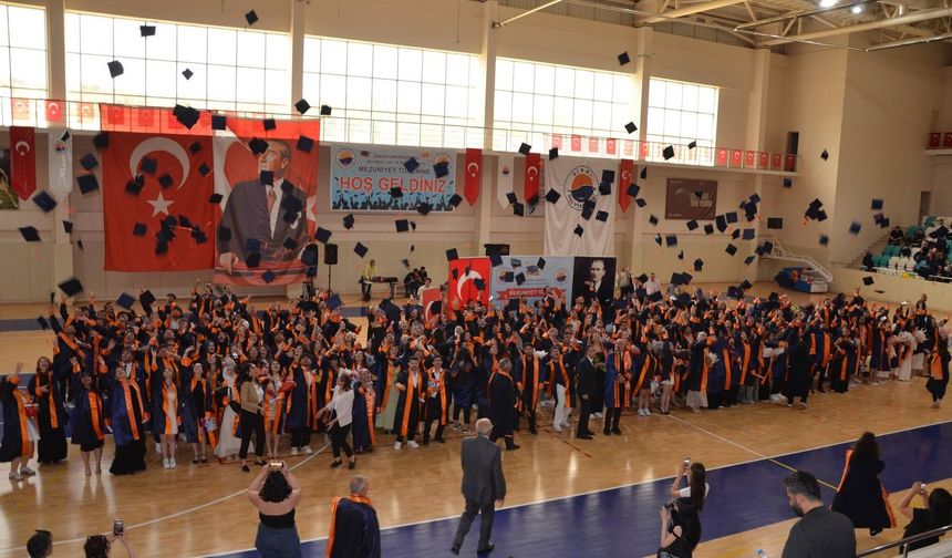 Boyabat’ta mezuniyet coşkusu : Öğrenciler kep attı