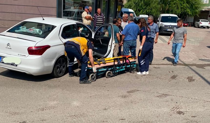 Boyabat'ta İki Otomobil Çarpıştı: 2 Yaralı