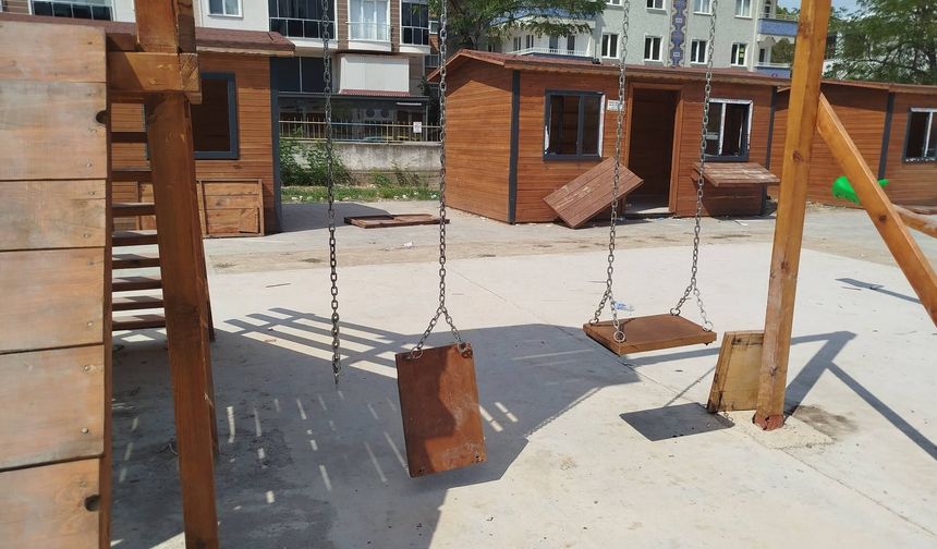 Boyabat’ta Öğretmenevi Bahçesindeki Oyun Alanı ve Konteynerlere Zarar Verildi