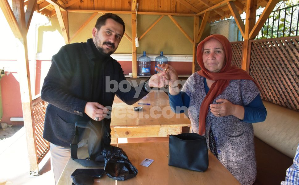 Boyabat’ta kaybedilen cüzdanı bulan polis memuru sahibine teslim etti.