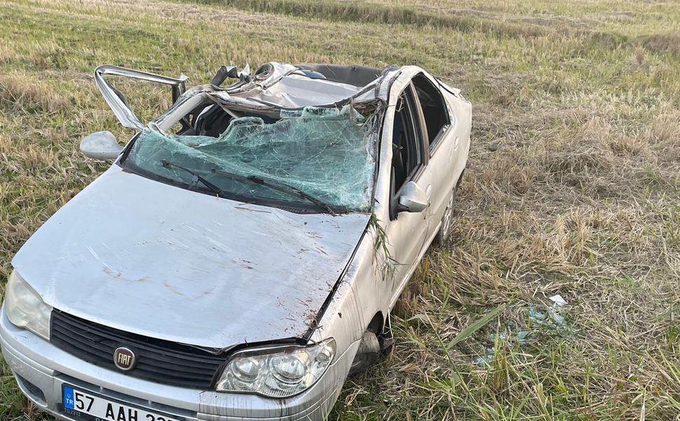 Boyabat’ta tarlaya devrilen otomobilin sürücüsü ve iki çocuk yaralandı