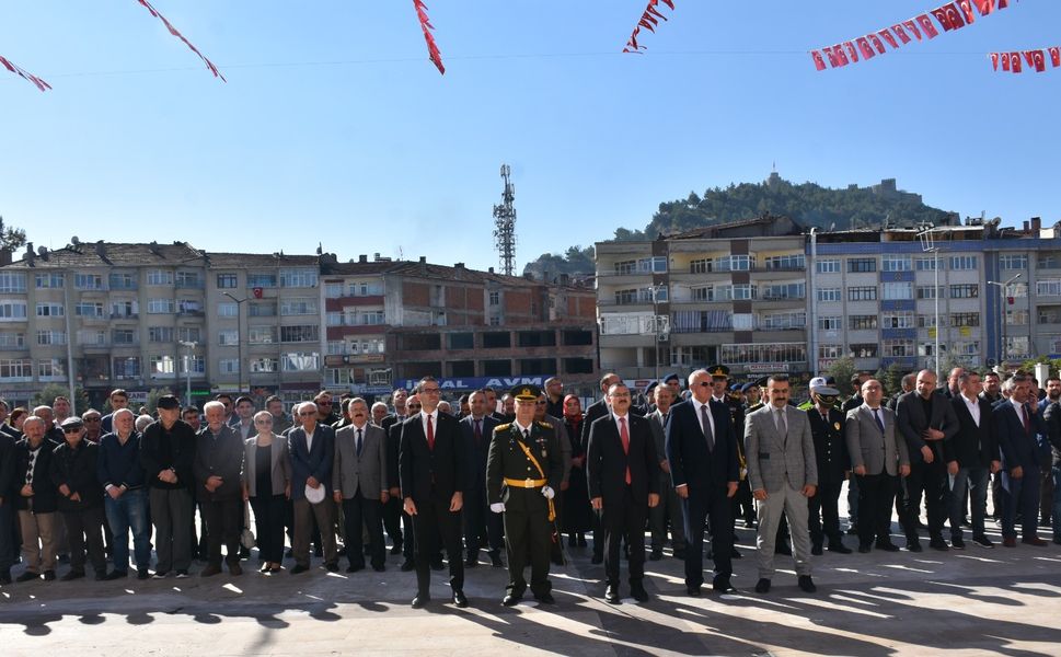 Boyabat ilçesinde Cumhuriyet Bayramı dolayısıyla çelenk sunma töreni yapıldı