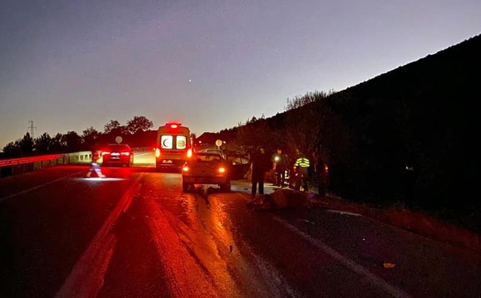 Boyabat’ta Korkutan Kaza! İneğe Çarpan Araçtaki İki Kişi Yaralandı