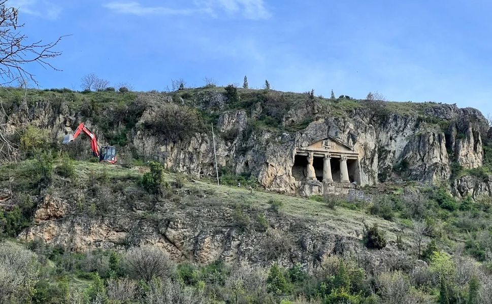 Salar Köyü Kaya Mezarı'nda iyileştirme çalışmaları devam ediyor