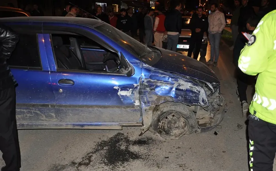 Boyabat'ta Kontrolden Çıkan Otomobil Park Halindeki Araçlara Çarptı: 5 Araçta Maddi Hasar
