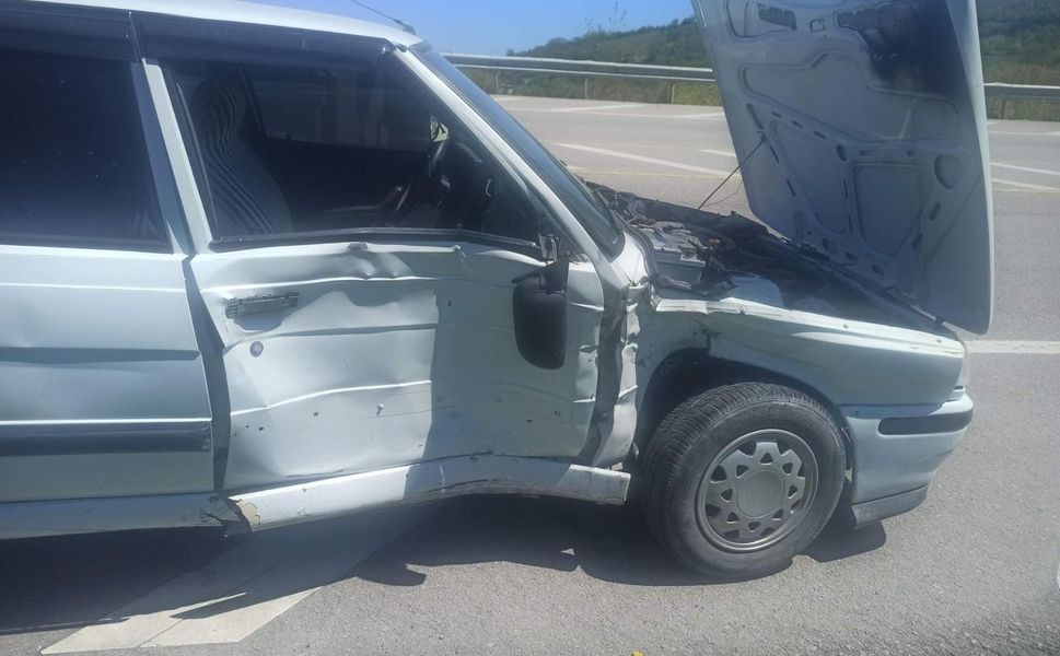 Sinop yolunda bariyerlere çarpan otomobildeki 2 yolcu yaralandı