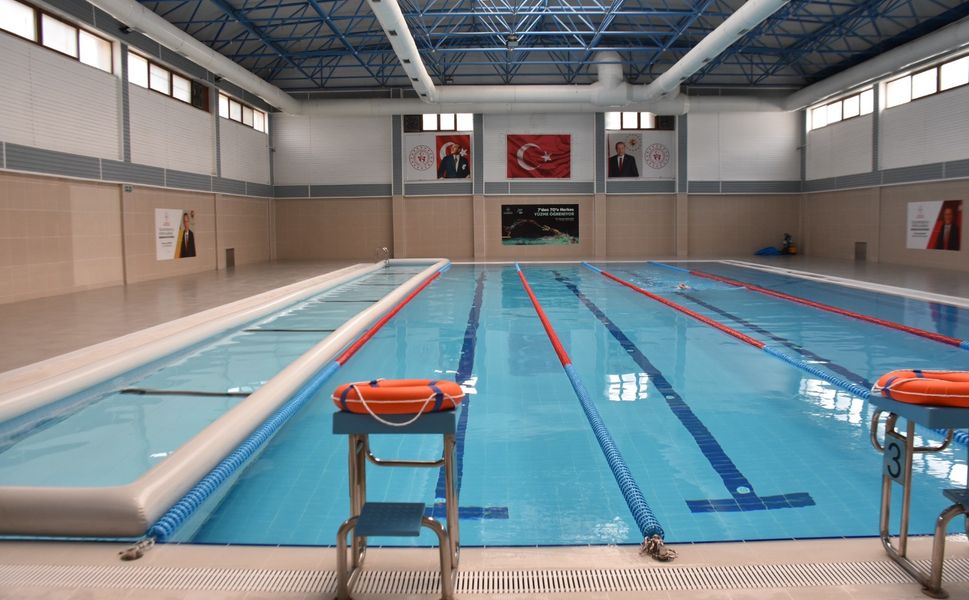 Boyabat Yarı Olimpik Yüzme Havuzu’na Eğitim İçin Portatif Kulvar Konuldu