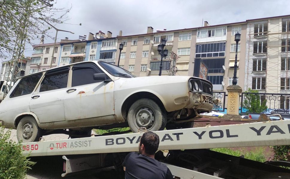 Boyabat Köprübaşı 112 Önünde Park Eden Araçlar, Ambulansların Yolunu Kapatıyor