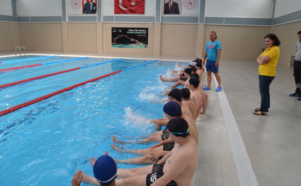 Boyabat'ta Yenilenen Yarı Olimpik Yüzme Havuzu hizmete açıldı