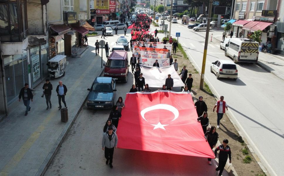Boyabat'ta Gençlik Yürüyüşü ve Çelenk Sunma programı gerçekleştirildi
