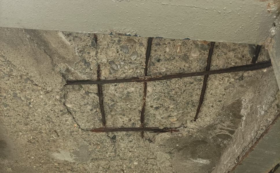 Üstgeçitte Tehlike Çanları , Vatandaşlar Uyarıyor: "Parçalar Düşüyor, Önlem Alınsın!"