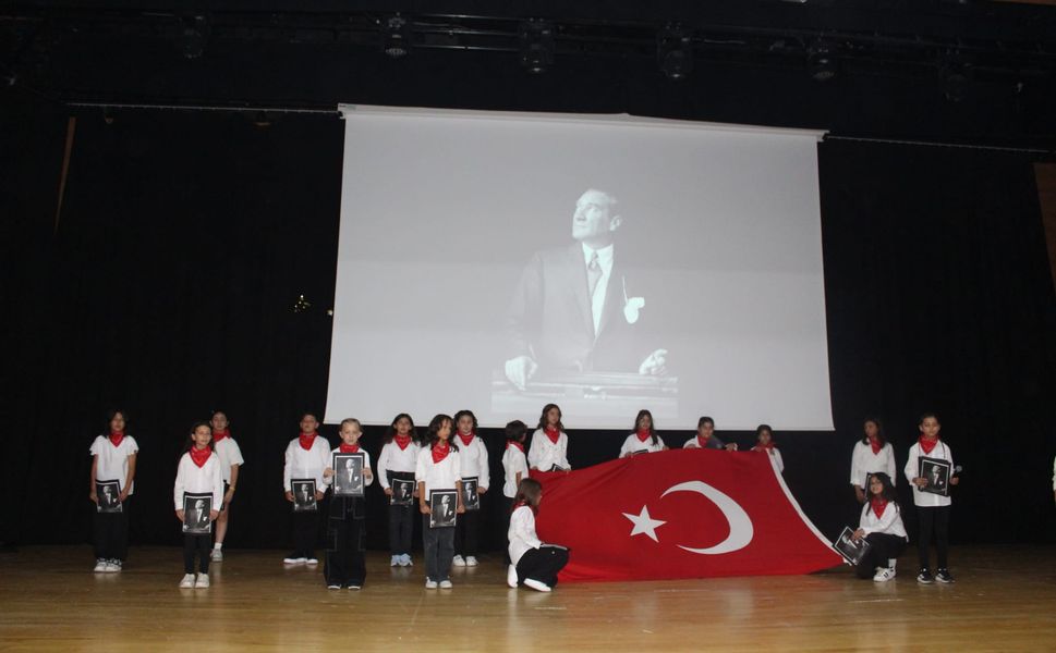 Boyabat’ta Bir İlk: İngilizce Yıl Sonu Gösterisi Büyük Beğeni Topladı