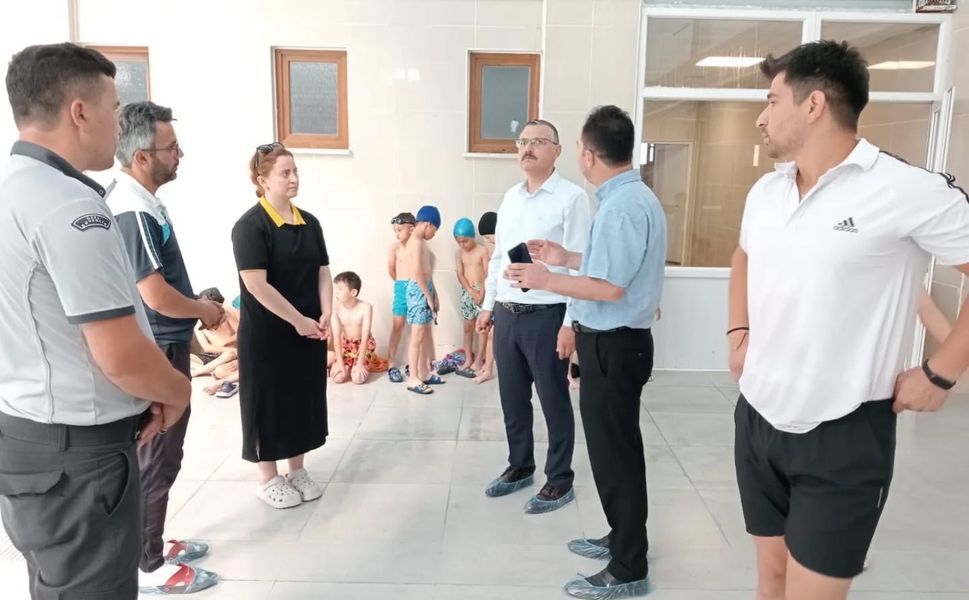 Kaymakam Enver Yılmaz'dan Yüzme Kurslarına Ziyaret