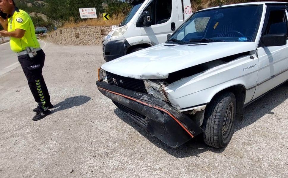 Boyabat'ta istinat duvarına çarpan otomobilin sürücüsü yaralandı