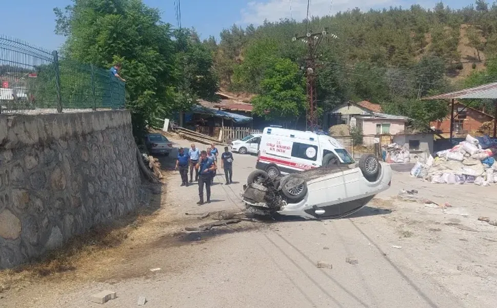 Boyabat’ta Kaza: Virajı Alamayan Otomobil Ters Döndü, 2 yaralı