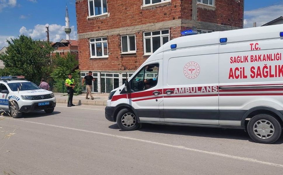 Boyabat'ta otomobilin çarptığı bisikletteki 2 kişi yaralandı