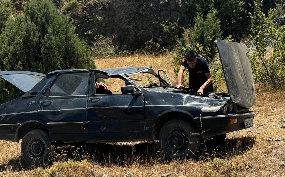Boyabat'ta devrilen otomobilin sürücüsü ve eşi yaralandı