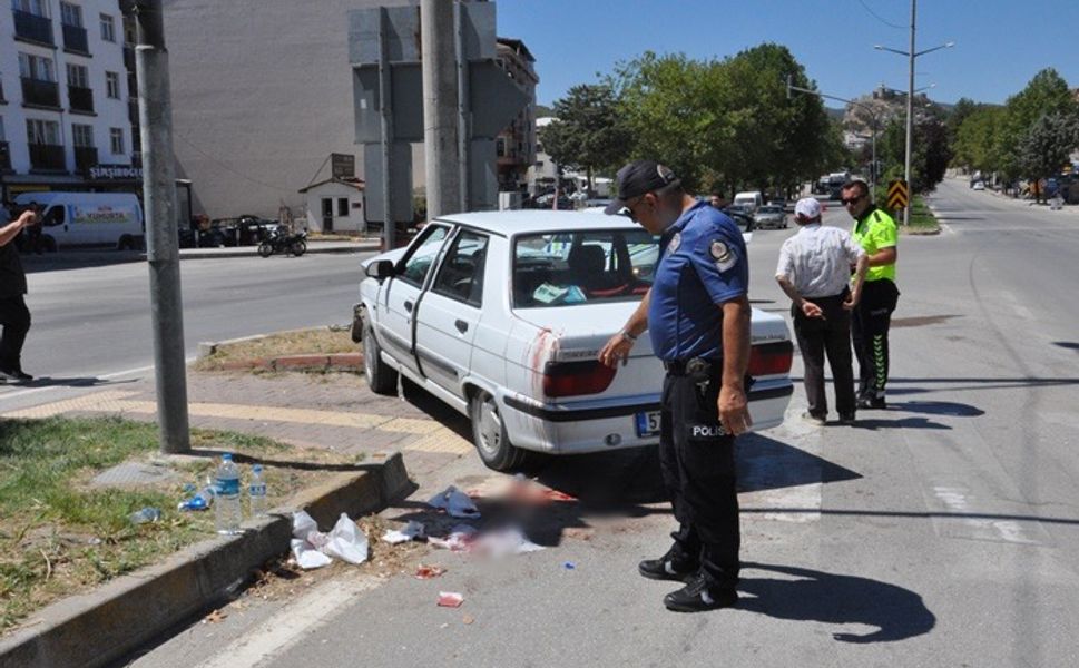 Boyabat'ta Aydınlatma Direğine Çarpan Otomobilde Bir Kişi Yaralandı