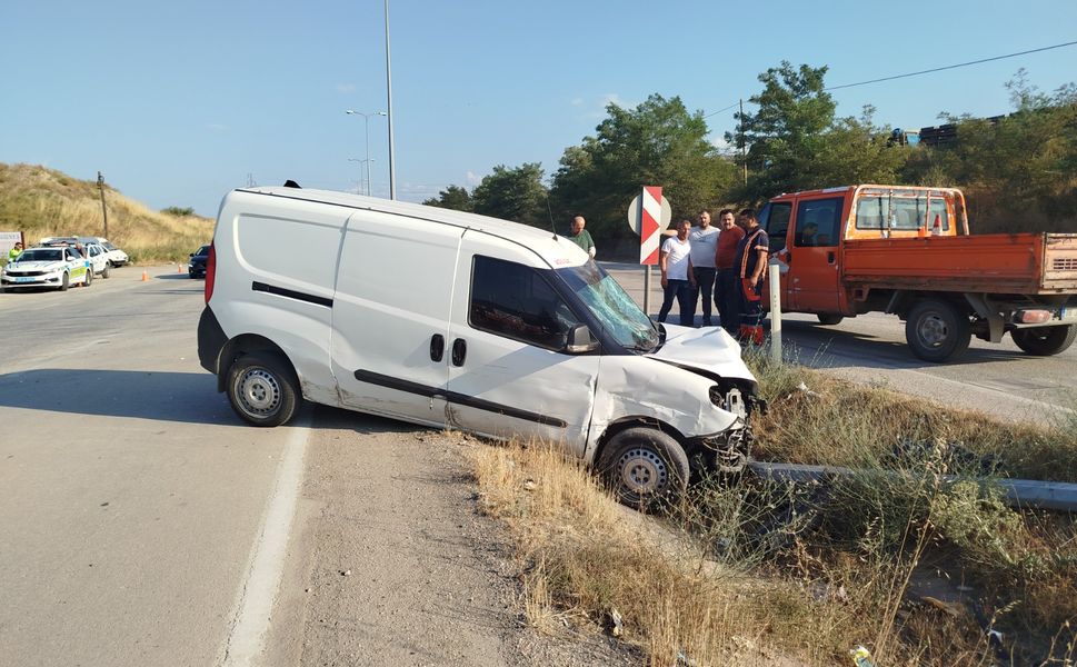 Boyabat'ta iki otomobilin çarpıştığı kazada 1 kişi yaralandı