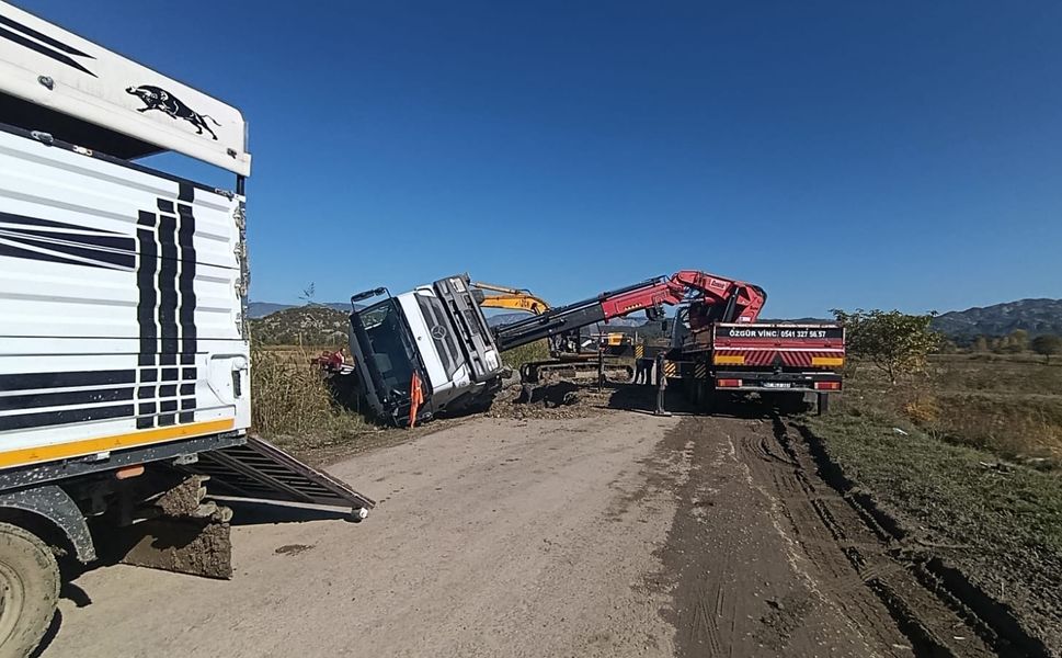 Boyabat Bağlıca Köyü Yolunda Kamyon Devrildi: Yol Trafiğe Kapandı