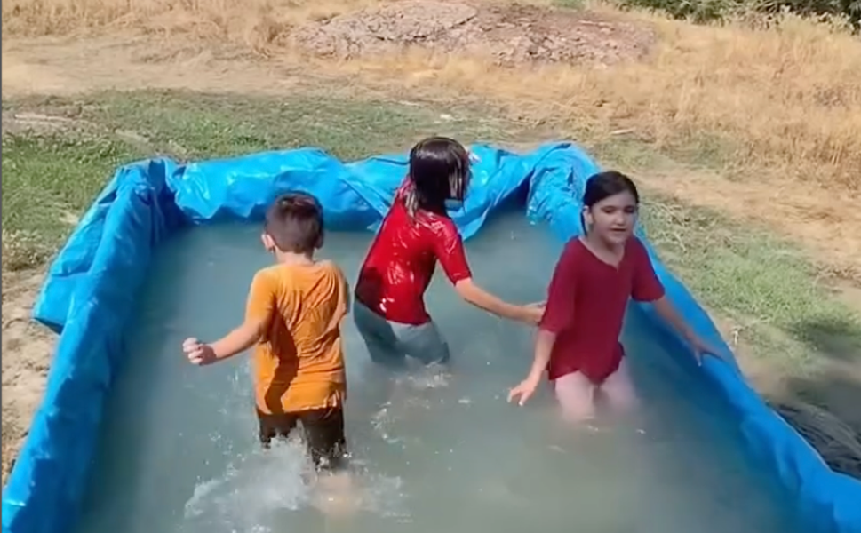 Boyabatlı dede deniz keyfini torunlarının ayağına getirdi